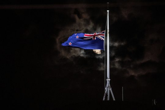 Trauer in Neuseeland nach dem Anschlag mit 49 Toten: Die Flagge am Parlament in Wellington weht auf Halbmast (Bild: Marty Melville/AFP)