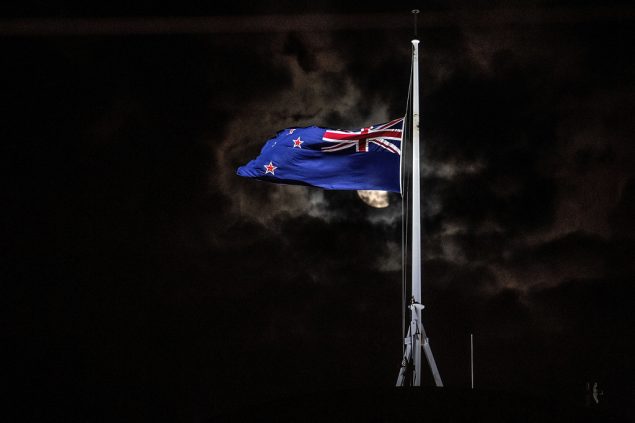 Trauer in Neuseeland nach dem Anschlag mit 49 Toten: Die Flagge am Parlament in Wellington weht auf Halbmast (Bild: Marty Melville/AFP)
