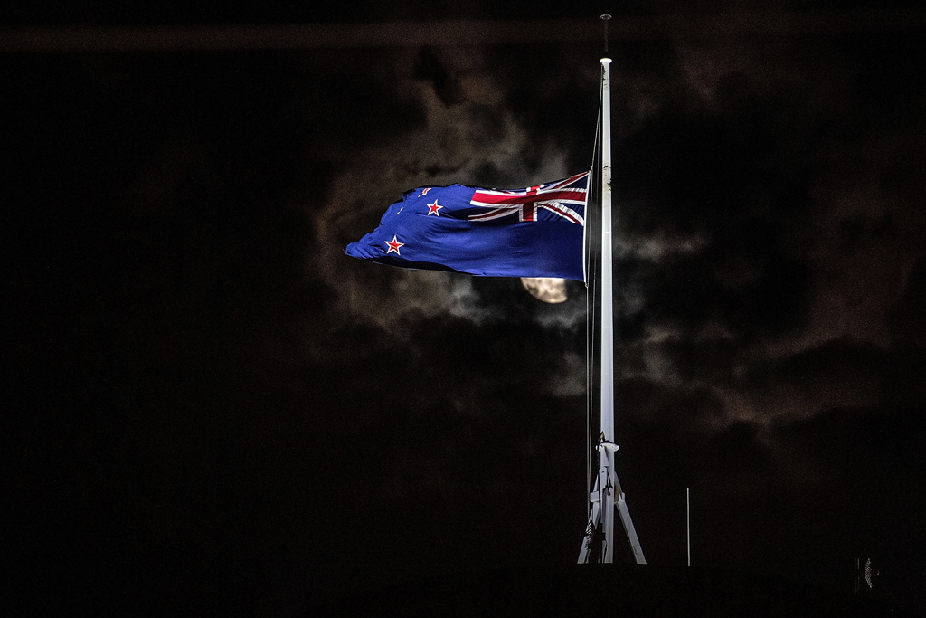Trauer in Neuseeland nach dem Anschlag mit 49 Toten: Die Flagge am Parlament in Wellington weht auf Halbmast (Bild: Marty Melville/AFP)