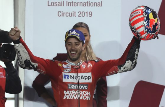 Andrea Dovizioso feiert den Sieg beim ersten Saisonrennen