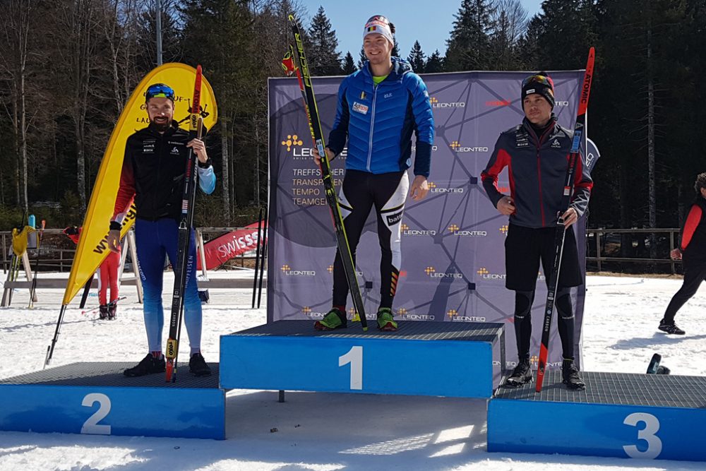 Florent Claude gewinnt den Sprint bei den belgischen und Schweizer Meisterschaften im Biathlon vor Benjamin Weger und Jeremy Finello (Bild: Christophe Ramjoie/BRF)