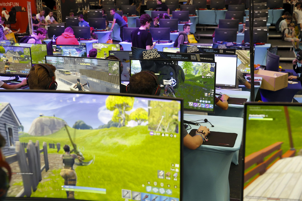 Spieler am 13.10.2018 auf der "Gameforce" in Mechelen spielen das Computerspiel Fortnite