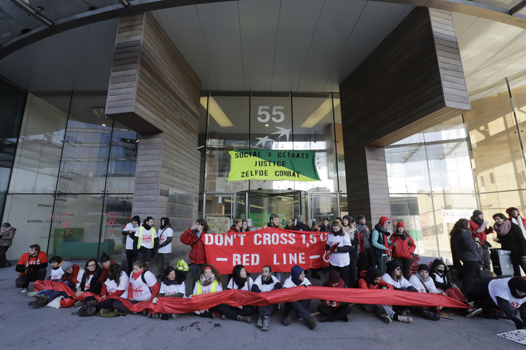Klimaaktivisten blockieren eine Filiale der Bank BNP Paribas Fortis in Brüssel