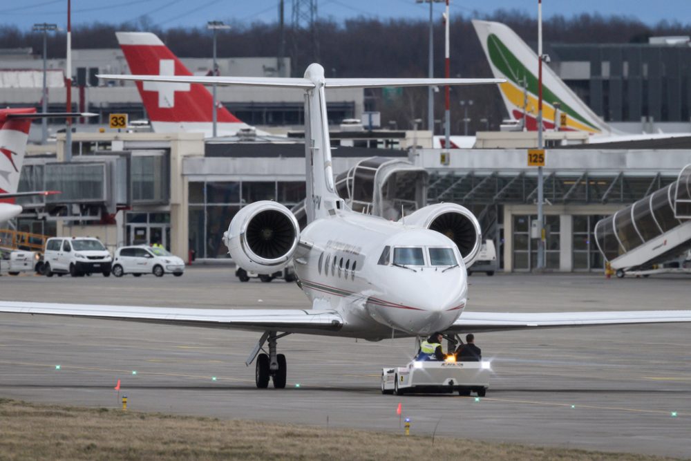 Die Maschine von Präsident Bouteflika auf dem Flughafen in Genf (Bild: Fabrice Coffrini/AFP)