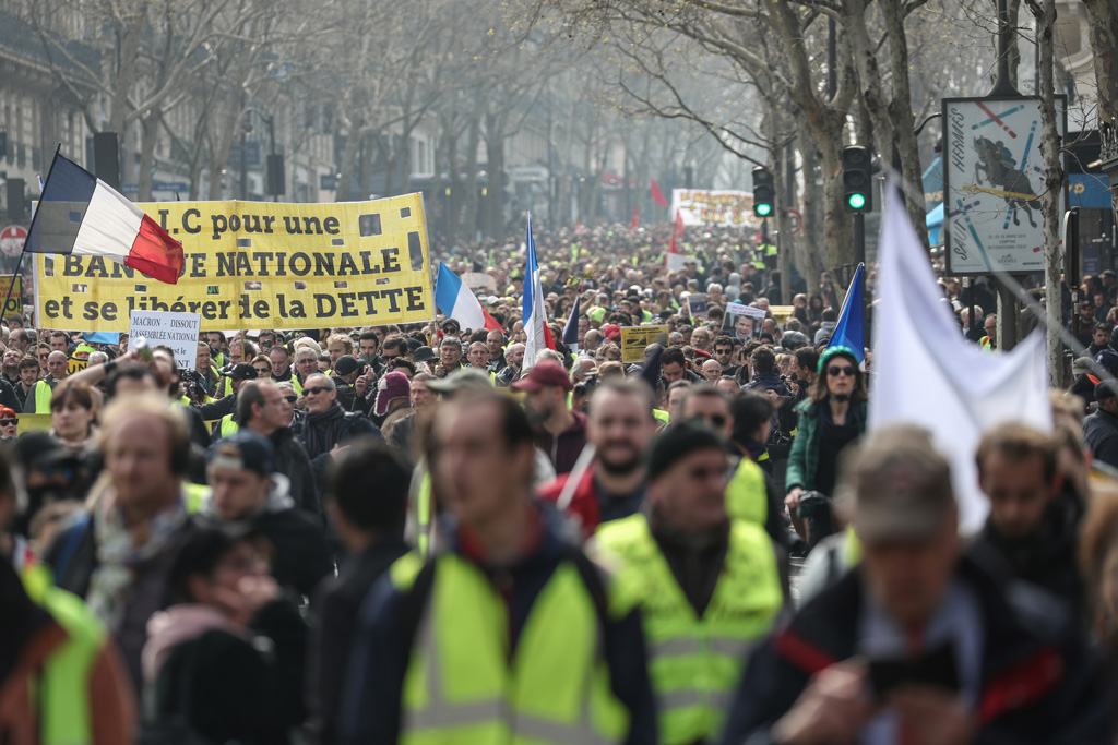 "Gelbwesten" protestieren wieder in Paris