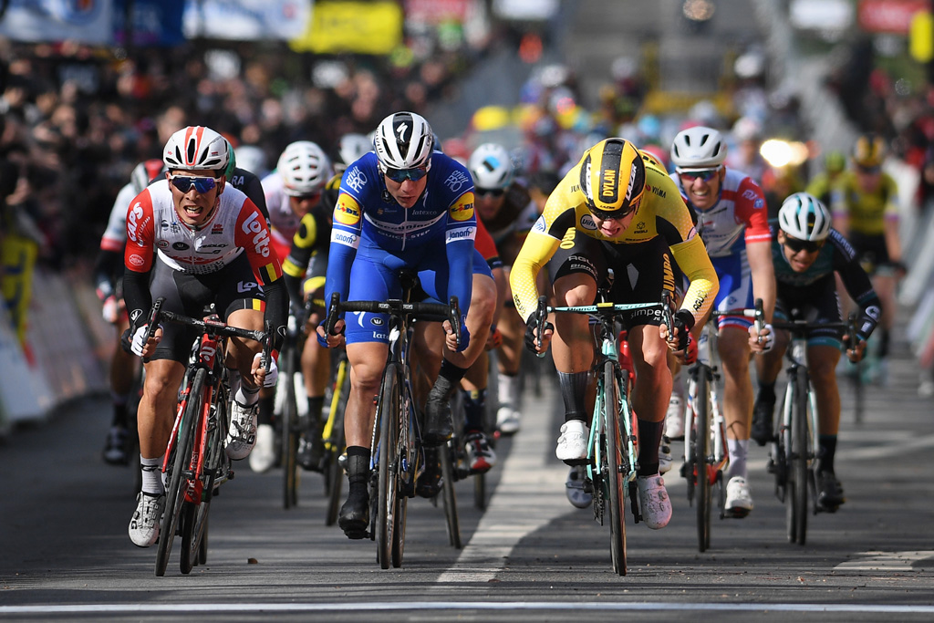 Dylan Groenewegen gewinnt den Schlusssprint der ersten Etappe von Paris-Nizza (Bild: David Stockman/Belga)