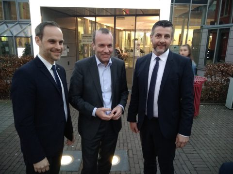 Manfred Weber in Ostbelgien (Bild: Manuel Zimmermann/BRF)