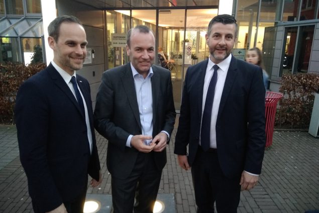 Manfred Weber in Ostbelgien (Bild: Manuel Zimmermann/BRF)