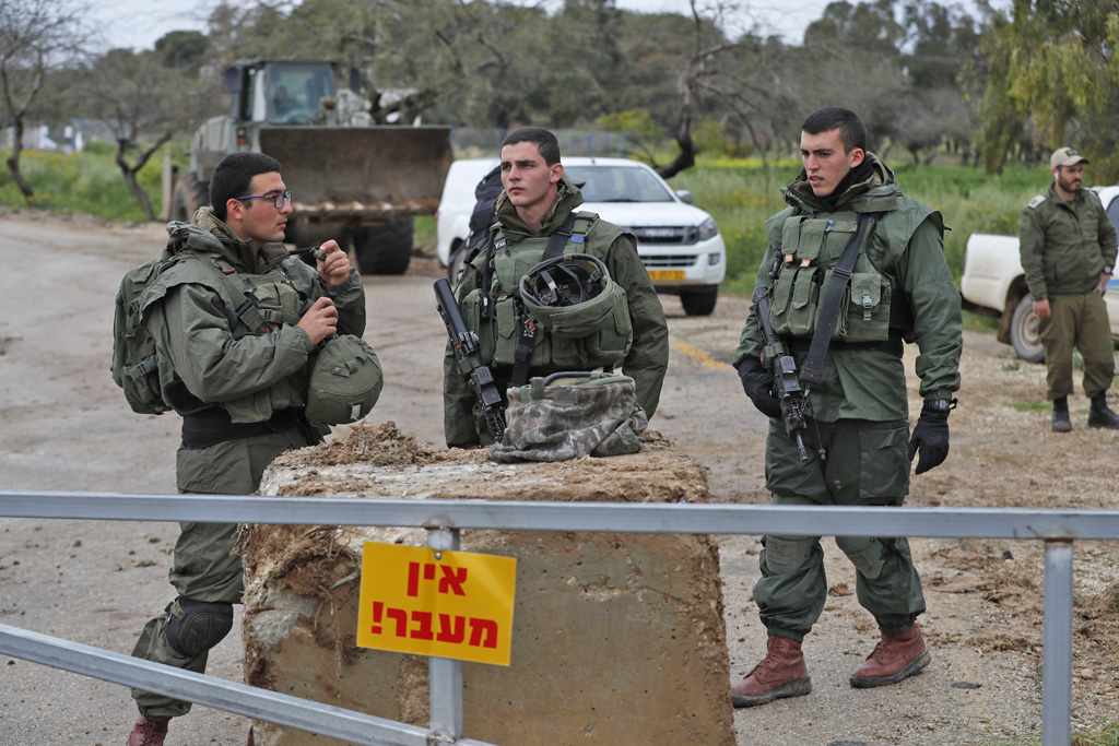 Israelische Truppen schließen eine Straße nahe der Grenze zum Gazastreifen