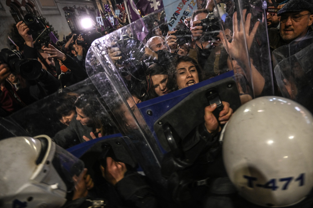 Demonstration zum Weltfrauentag in Istanbul - Sicherheitskräfte gehen gegen Demonstranten vor
