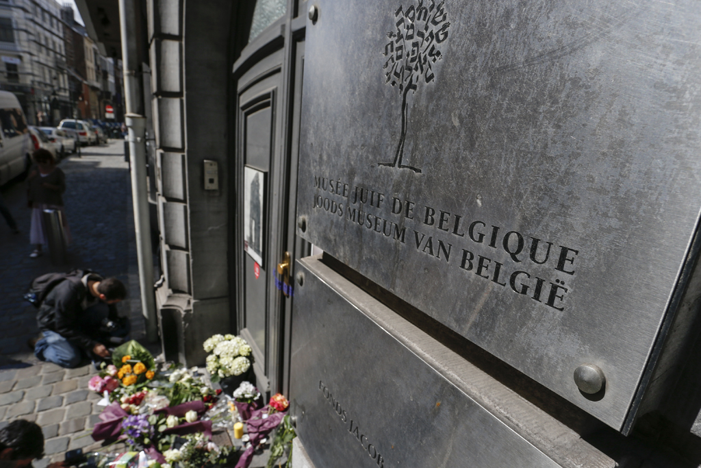 Blumen vor dem Jüdischen Musum in Brüssel