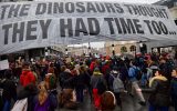 Klima-Demo in Brüssel: "Auch die Dinosaurier dachten, sie hätten Zeit" (Bild: Emmanuel Dunand/AFP)