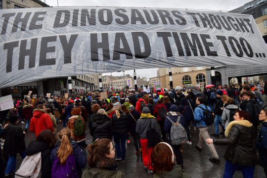 Klima-Demo in Brüssel: "Auch die Dinosaurier dachten, sie hätten Zeit" (Bild: Emmanuel Dunand/AFP)