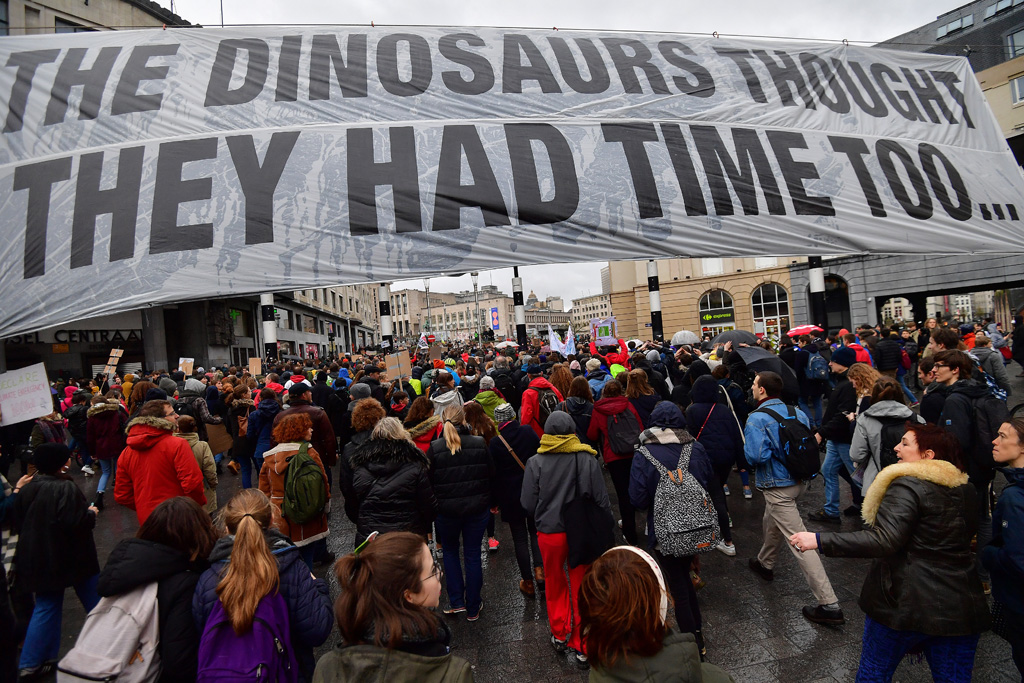 Klima-Demo in Brüssel: "Auch die Dinosaurier dachten, sie hätten Zeit" (Bild: Emmanuel Dunand/AFP)