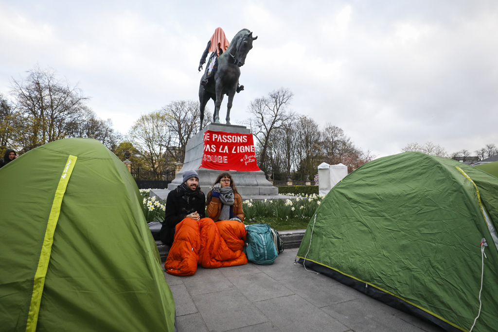Mehrere hundert Aktivisten haben Montagnacht in Zelten auf der Place du Trône unweit des Parlaments in Brüssel verbracht (Bild: Thierry Roge/Belga)