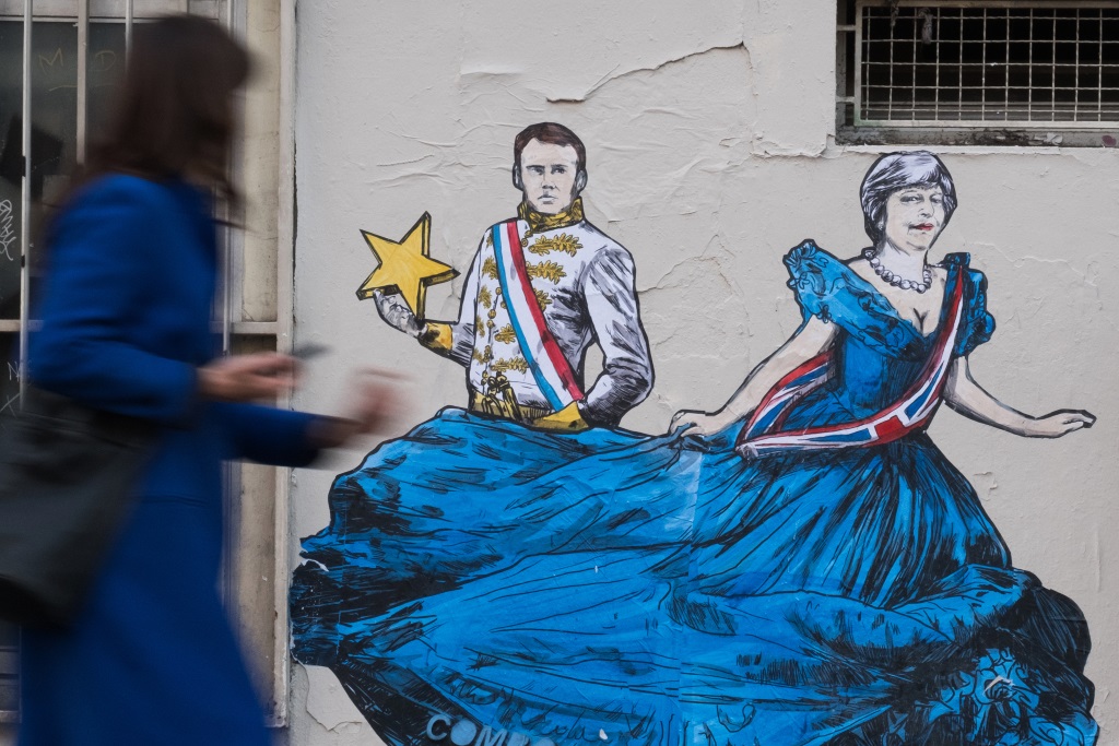 Emmanuel Macron und Theresa May: Kunstwerk von Combo in Paris (Bild: Joel Saget/AFP)