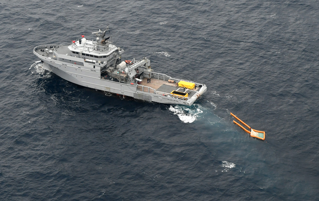 Schiff der französischen Marine bei Reinigungsarbeiten (Bild: Fred Tanneau/AFP)