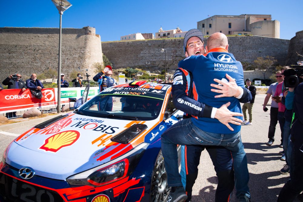 Erster Saisonsieg für Hyundai: Teamchef Andrea Adamo springt Thierry Neuville in die Arme (Bild: Helena El Mokni/Hyundai Motorsport)