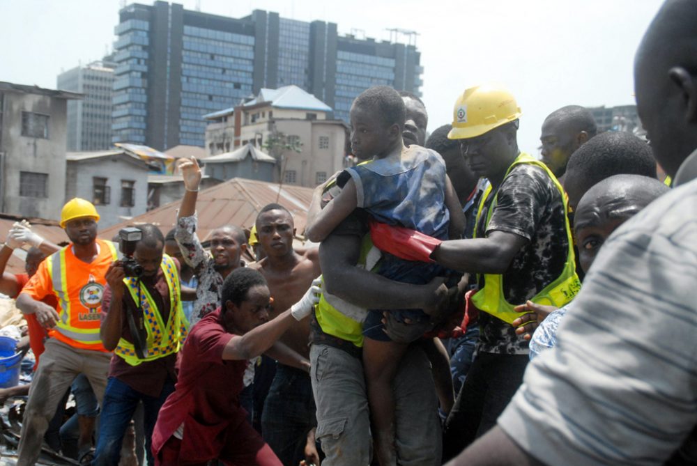 Schule in Nigeria eingestürzt - Helfer bergen Überlebende