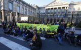 Klimaaktivisten blockieren den Eingang zum Föderalparlament