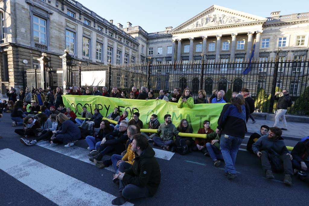 Klimaaktivisten blockieren den Eingang zum Föderalparlament