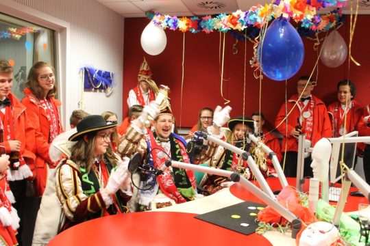 Prinz Maxim I. mit seinen Pagen Saskia und Nicole nebst Gefolge im BRF-Studio (Bild: Renate Ducomble/BRF)