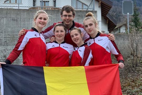 Die Eupener Rhönrad-Turnerinnen mit Trainer Achim Pitz beim Breitli-Cup in der Schweiz (Bild: privat)