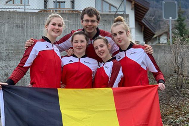 Die Eupener Rhönrad-Turnerinnen mit Trainer Achim Pitz beim Breitli-Cup in der Schweiz (Bild: privat)