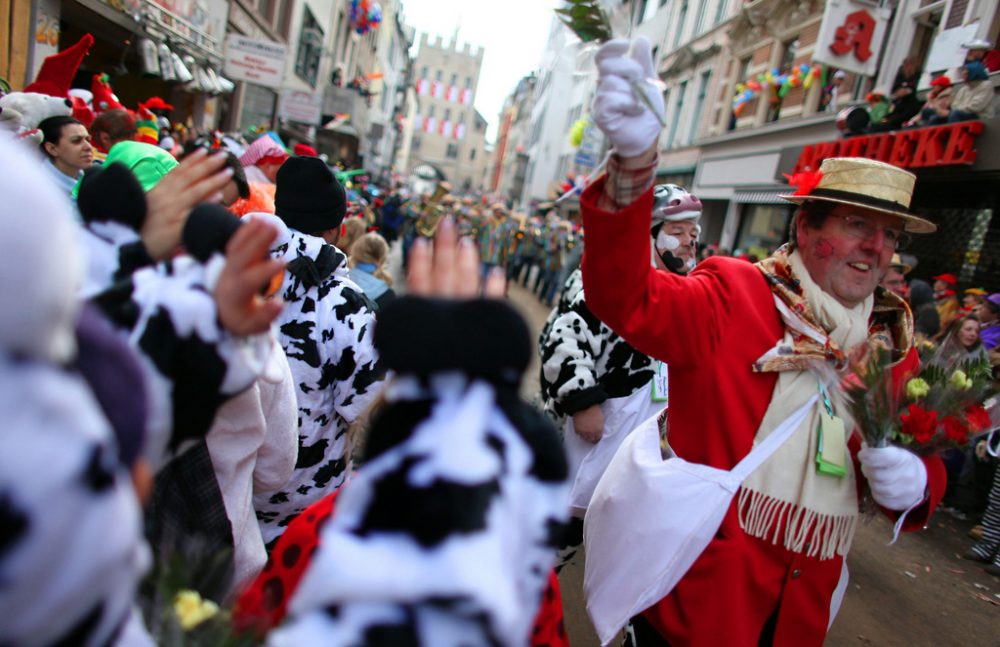 Rosenmontag in Köln (Bild: Oliver Berg/EPA)