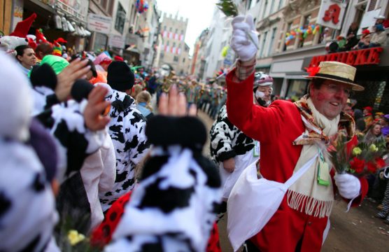 Rosenmontag in Köln (Bild: Oliver Berg/EPA)