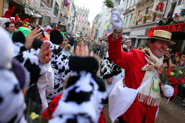 Rosenmontag in Köln (Bild: Oliver Berg/EPA)