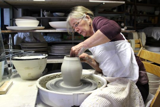 Im Töpferatelier von Ruth Stark in Kelmis (Archivbild: Lena Orban/BRF)