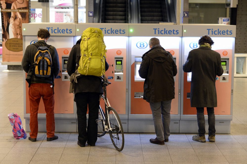 Zugreisende der SNCB am Ticketautomaten (Archivbild: Eric Lalmand/Belga)