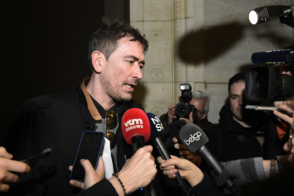 Sebastien Courtoy, Anwalt von Mehdi Nemmouche, stellt sich den Fragen der Journalisten am frühen Dienstagmorgen (Bild: John Thys/AFP)