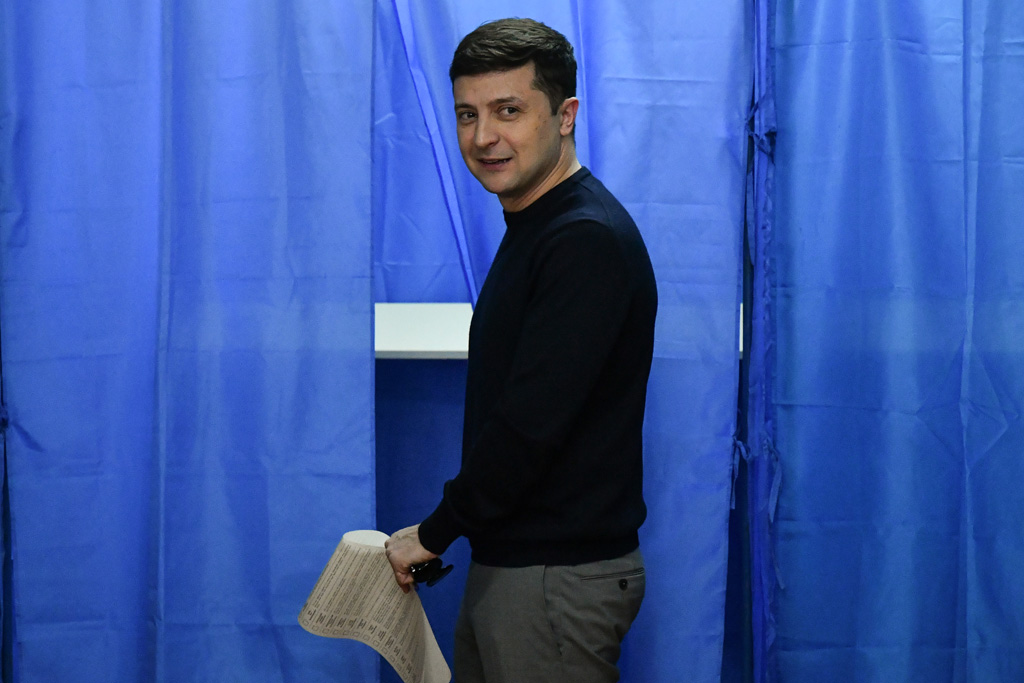 Wladimir Selenski bei der Wahl in Kiew (Bild: Genya Savilov/AFP)