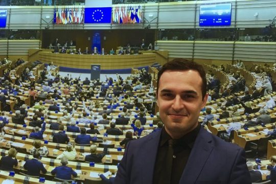 Shqiprim Thaqi ist der Ecolo-Spitzenkandidat für die Europawahl (Bild: Ecolo)