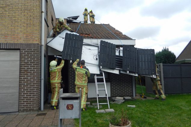 Von diesem Wohnhaus in Beveren fegte der Sturm die Solarzellen weg (Bild: Kevin Wouters/Belga)
