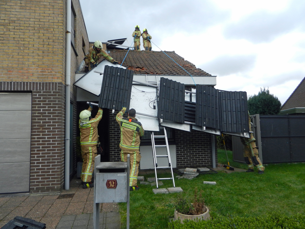 Von diesem Wohnhaus in Beveren fegte der Sturm die Solarzellen weg (Bild: Kevin Wouters/Belga)
