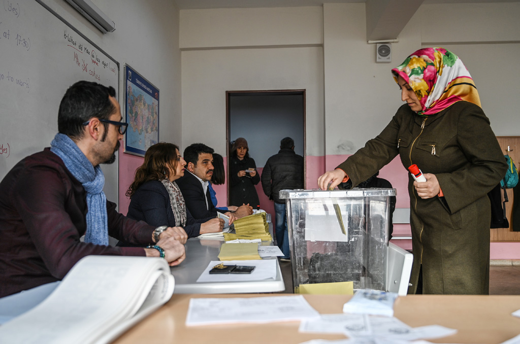 Kommunalwahl in der Türkei: Wahlbüro in Istanbul (Bild: Ozan Kose/AFP)