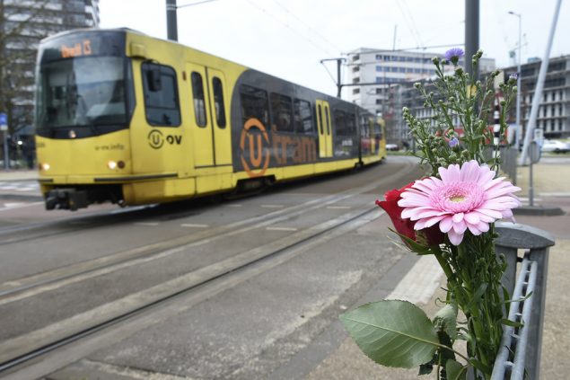 Blumen am Tatort in Utrecht (Bild: John Thys/AFP)