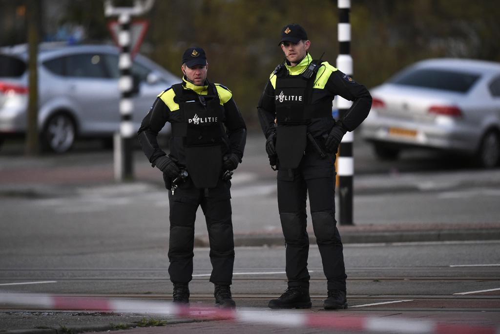 Polizisten am Tatort in Utrecht (Bild: John Thys/AFP)
