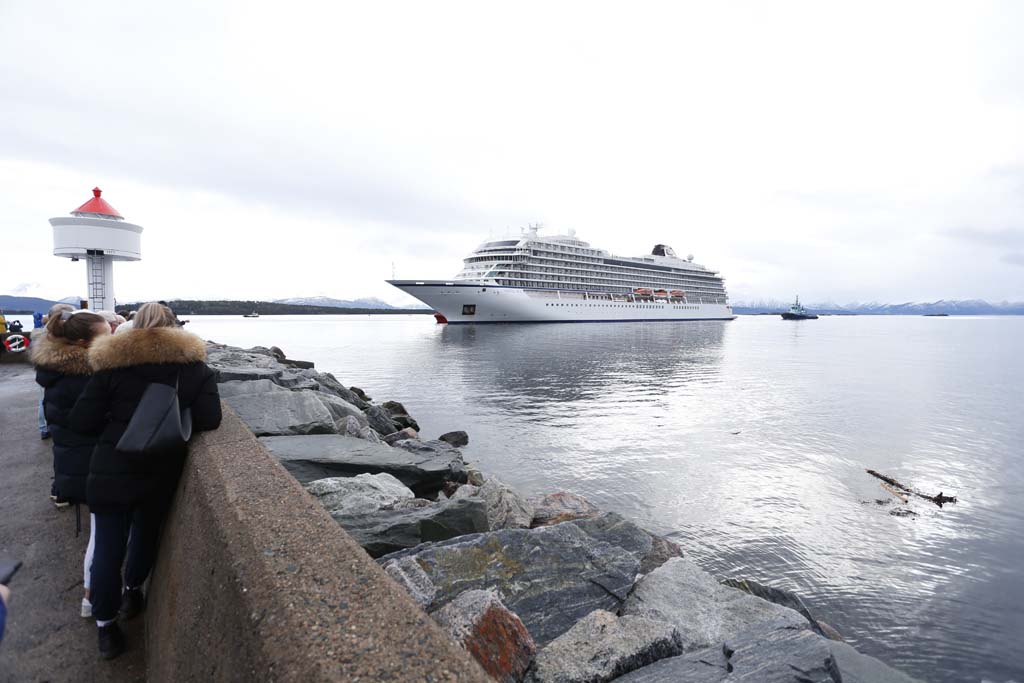 Die Viking Sky läuft im Hafen von Molde ein