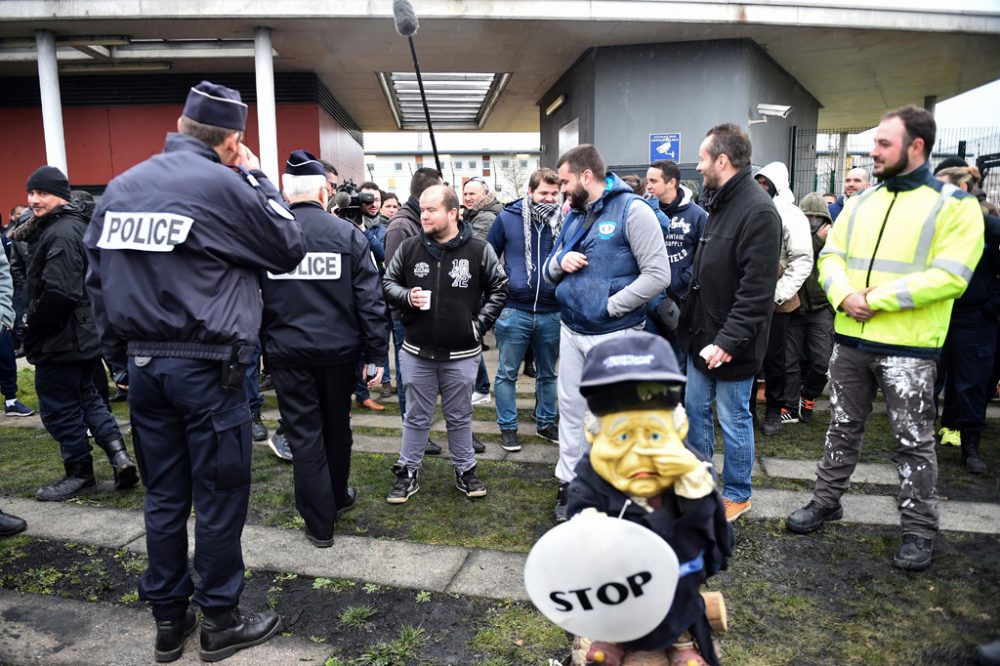 Streik vor der Haftanstalt von Alencon (Bild: Jean-Francois Monier/AFP)