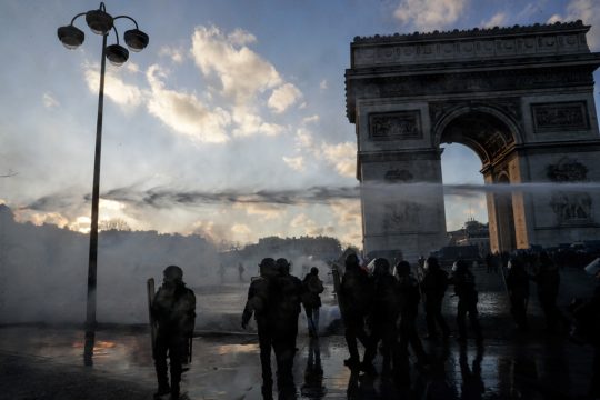 Paris am 16. März: Die Polizei setzt Wasserwerfer gegen randalierende "Gelbwesten" ein (Bild: Geoffroy Van Der Hasselt/AFP)