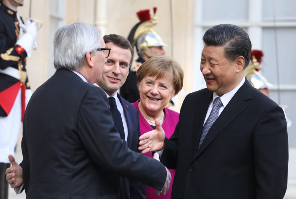 EU-Kommissionspräsident Jean-Claude Juncker, Frankreichs Präsident Emmanuel Macron, Bundeskanzlerin Angela Merkel und Chinas Präsident Xi Jinping (Bild: Ludovic Marin/AFP)