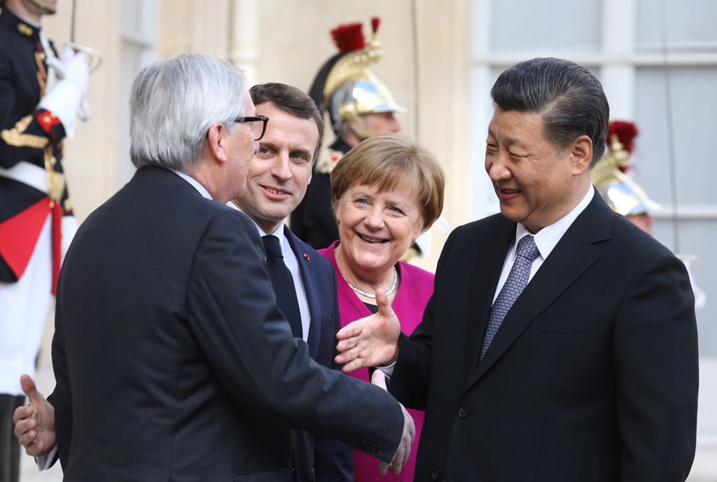 EU-Kommissionspräsident Jean-Claude Juncker, Frankreichs Präsident Emmanuel Macron, Bundeskanzlerin Angela Merkel und Chinas Präsident Xi Jinping (Bild: Ludovic Marin/AFP)
