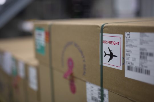 Frachtpakete in der Cargo-Zone des Brüsseler Flughafens (Bild: Hatim Kaghat/Belga)