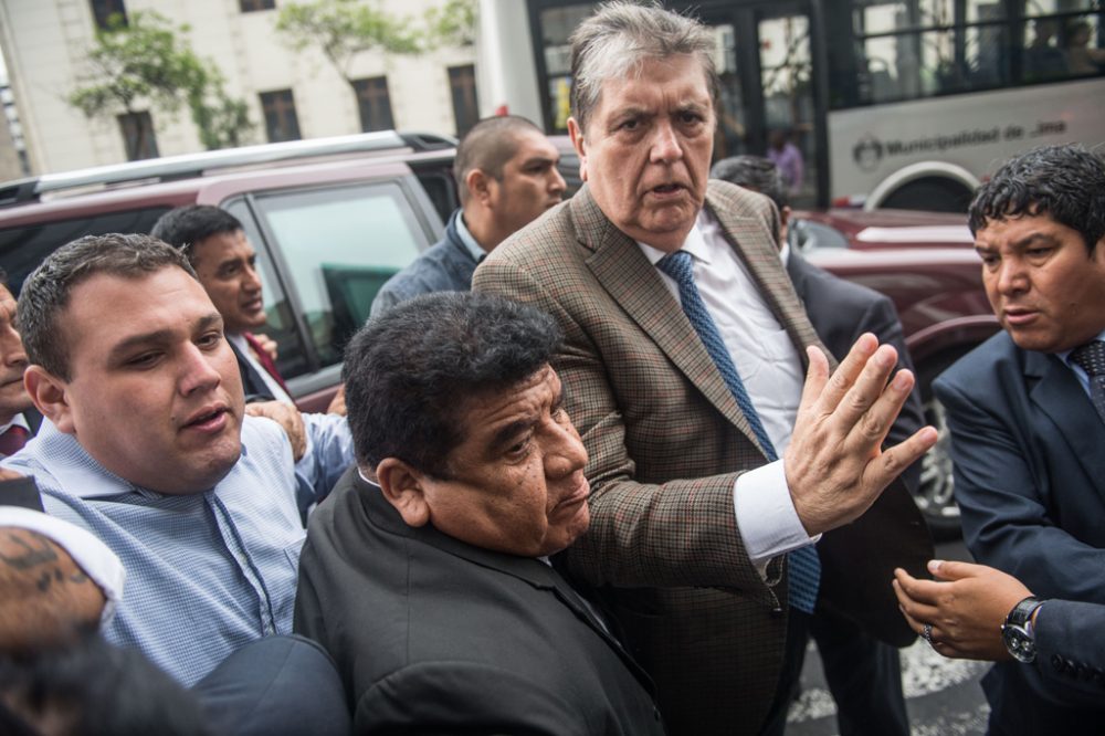 Alan Garcia (2vr) bei der Ankunft vor der Staatsanwaltschaft in Lima am 15. April (Bild: Ernesto Benavides/AFP)