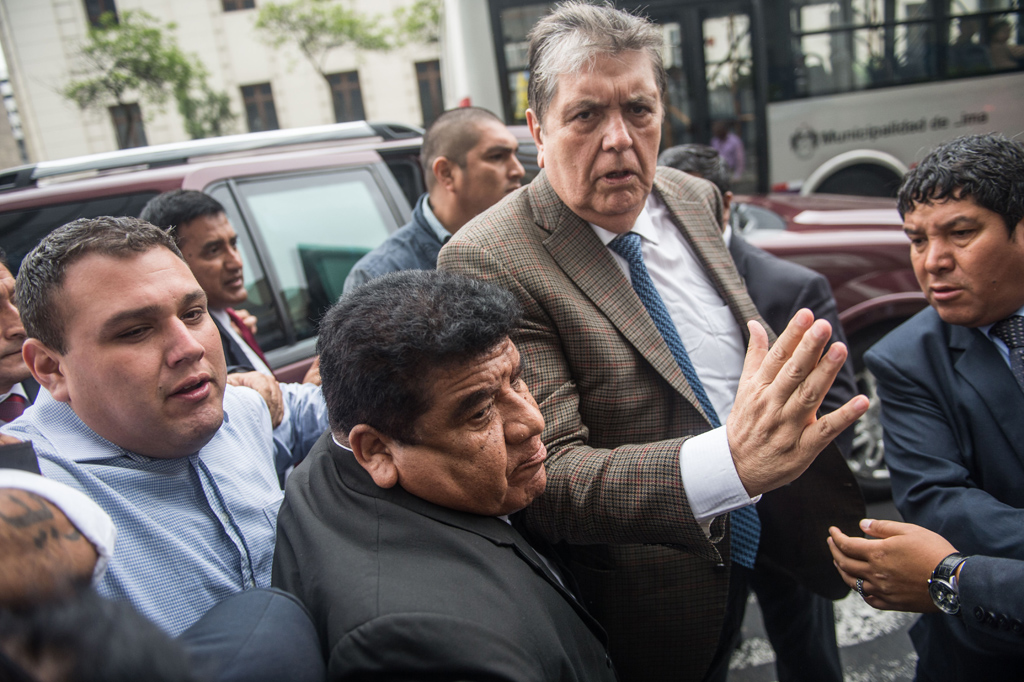 Alan Garcia (2vr) bei der Ankunft vor der Staatsanwaltschaft in Lima am 15. April (Bild: Ernesto Benavides/AFP)