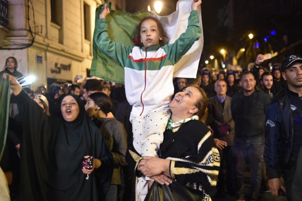 Bouteflika tritt zurück: Freudenfeiern in Algier (Bild: Ryad Kramdi/AFP)
